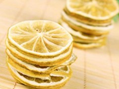 柠檬干片的正确泡水方法 柠檬干片泡水用热水还是凉水