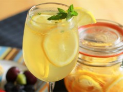 柠檬蜂蜜能用塑料瓶装吗 柠檬蜂蜜用什么装好
