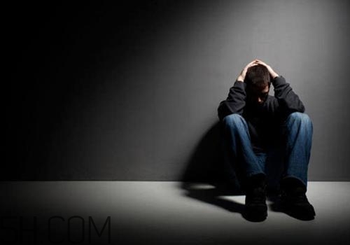 焦虑症患者为什么一到晚上就焦虑得厉害？焦虑症严重了会怎么样？