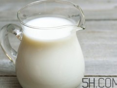 早上喝牛奶丰胸吗？早上喝牛奶会胖吗？