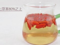 枸杞泡水漂上来好吗 好枸杞倒水后立马上浮
