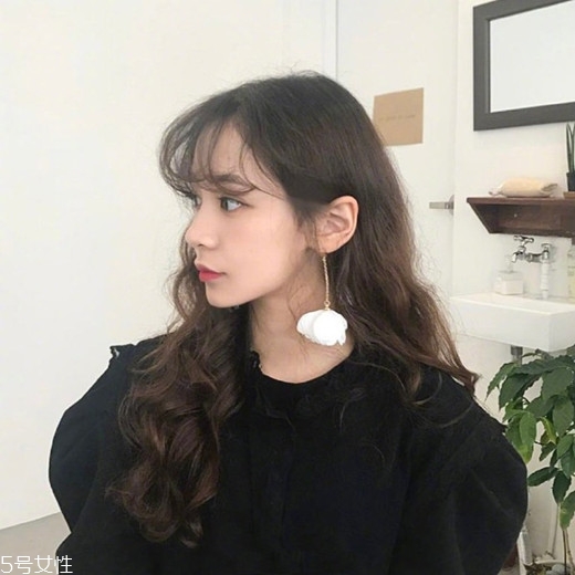 2018年流行长发还是短发 脸大的女生适合这些发型 2018年流行长发还是短发 脸大的女生适合这些发型