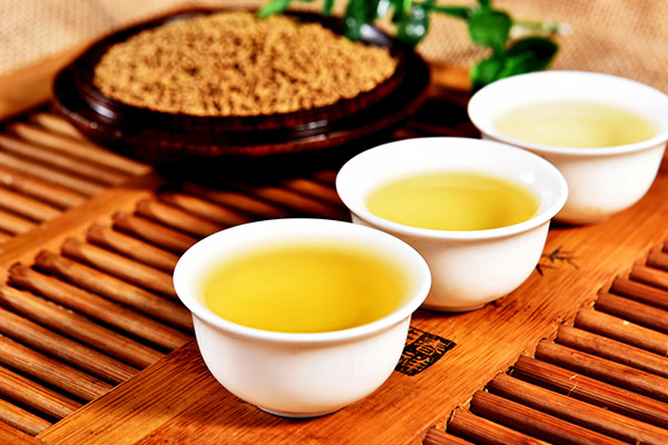 女性喝苦荞茶1.jpg
