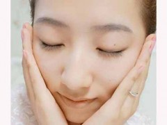 脸上起皮和白色碎屑