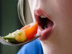 嘴角裂口是什么原因