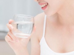 减肥多喝水还是少喝水 减肥一天喝多少水最好