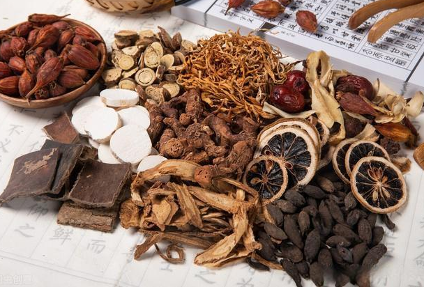 吃中药嗓子痛要停药吗