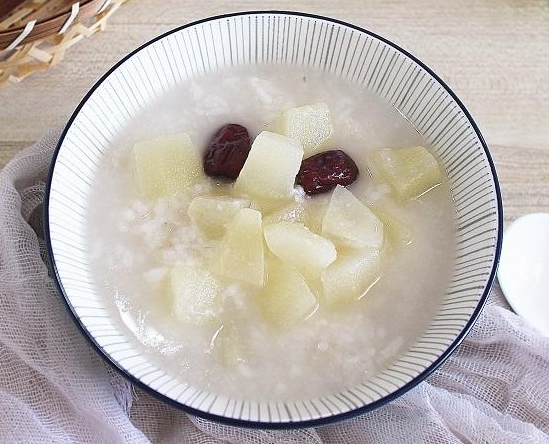 梨的做法 秋季常吃六食疗帮助你滋阴润肺