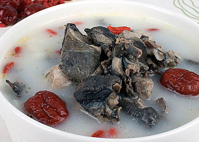 乌鸡的做法 六款药膳方益气养血美容抗衰