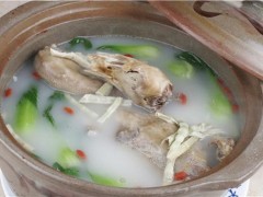 鱼头汤里面可以放青菜吗 鱼头怎么做好吃