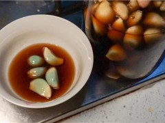 腌制腊八蒜放盐吗 腊八蒜的腌制方法