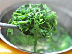 荠菜包饺子必须焯水吗 荠菜饺子馅怎么做好吃