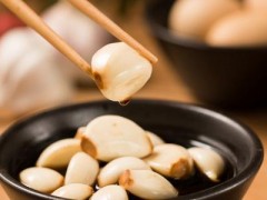 腊八蒜为什么不绿 怎样泡腊八蒜又绿又脆
