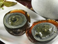 皮蛋为什么中毒 松花蛋中毒有什么症状