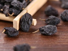 黑枸杞泡水的颜色会慢慢变淡吗 黑枸杞泡水后什么颜色最好