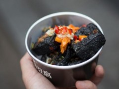 臭豆腐怎么变黑的 臭豆腐是用屎做的吗