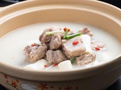 鸽子汤为什么炖不白 鸽子汤怎么炖成白色的