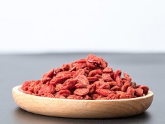 枸杞泡水是沉的好还是浮的好 枸杞泡过水还可以吃吗