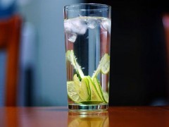 柠檬片泡水的功效与作用