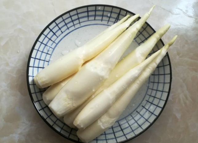 茭白为什么里面有黑点 茭白中间黑了可以吃吗