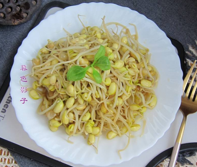 黄豆芽的头变绿了还能吃吗 绿豆芽长叶子有毒吗