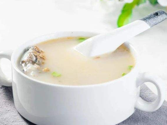 鱼汤越白越好？得知真相你肯定想抽自己