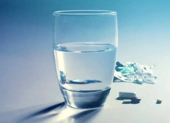 盐水漱口的好处和坏处 盐水漱口是食用盐还是生理盐水