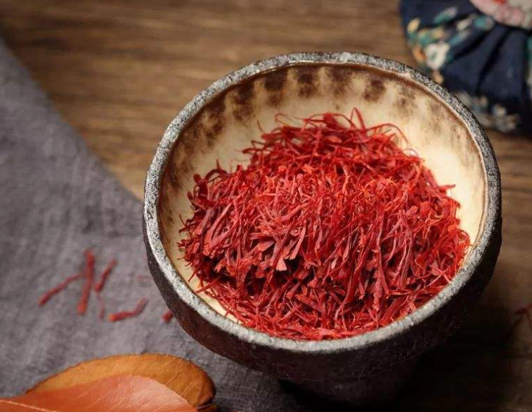 艾草红花泡脚有什么作用与功效 艾叶为什么不能天天泡脚