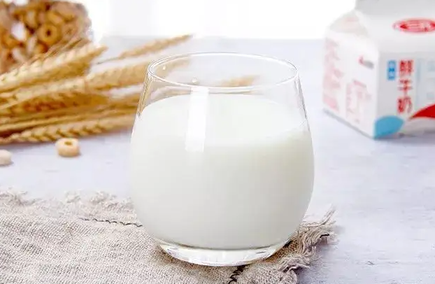 每天送的鲜牛奶好不好 鲜奶好还是纯牛奶好