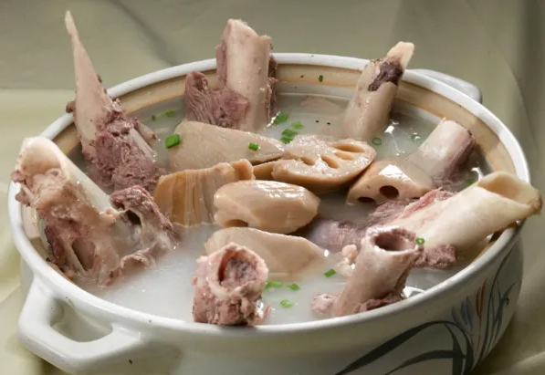 骨头汤白色的是什么 白色的骨头汤里面是脂肪还是蛋白质
