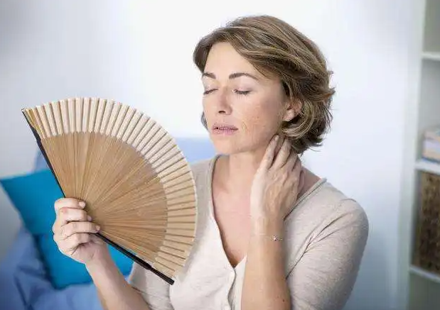 绝经期潮热怎么处理 看看专家怎么说