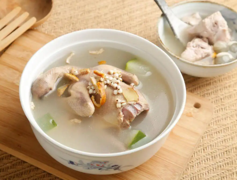 鸽子和什么一起炖汤最有营养 杀鸽子放血好还是不放血好
