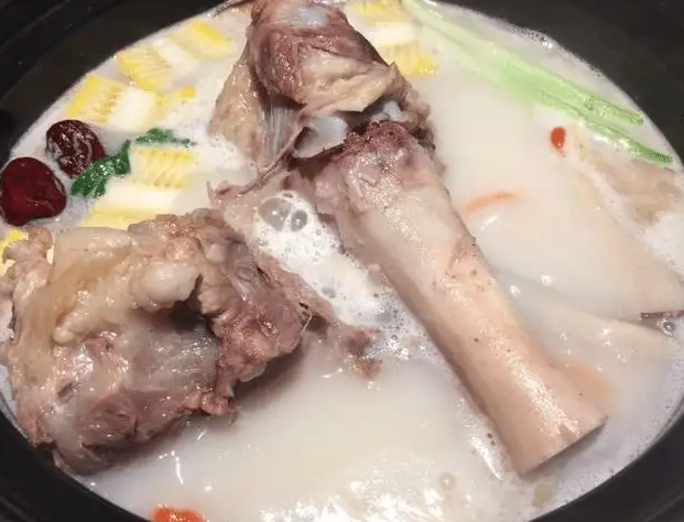 白色的骨头汤里白色的是什么 白色骨头汤有营养吗