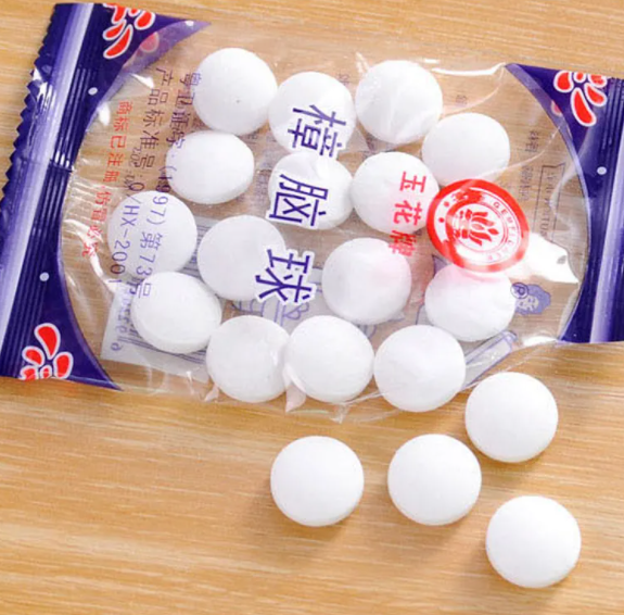 樟脑丸放床单下对人有害吗 吸了一晚上樟脑丸怎么办