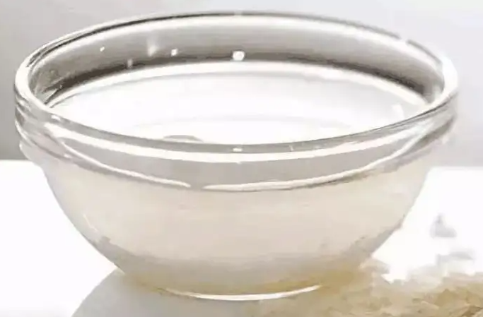 淘米水洗头发的功效与作用 用淘米水洗头需要烧开吗