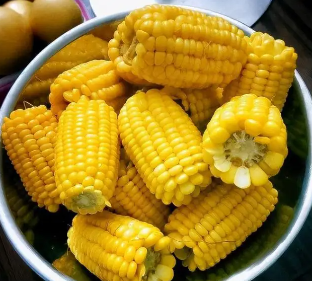 冷水煮玉米要多久好 煮玉米一直用大火吗