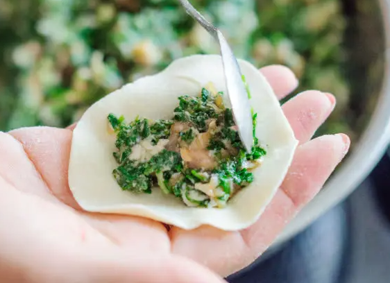 荠菜饺子馅怎么做好吃 荠菜包水饺需要焯水吗