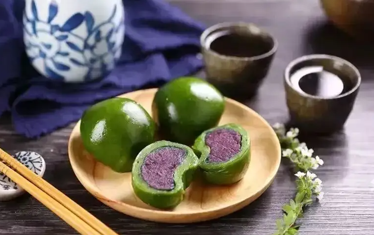 甜度正好,还带有青草的香气,除了艾草之外,泥胡菜,鼠曲草也是制作青团