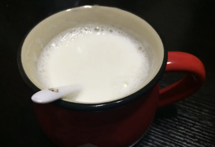晚上喝牛奶会上火吗 晚上喝牛奶上火怎么办