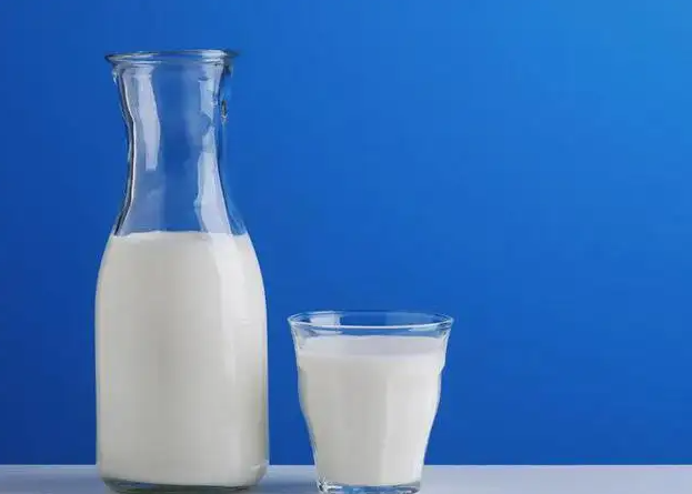 牛奶饭前还是饭后喝好 牛奶适合什么时候喝