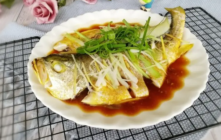 清蒸冰冻黄花鱼怎么做好吃 冷冻的黄花鱼怎么解冻