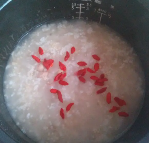 电饭锅煮粥一般煮多久才跳 煮粥的时候放点食用碱可以吗