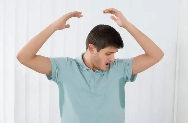 身体出汗臭怎么办 腋下汗臭是什么原因