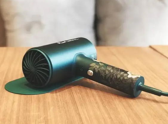 吹风机吹发会脱发吗 正常使用是不会脱发的
