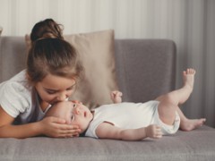 婴儿吃奶时间长睡眠长怎么回事
