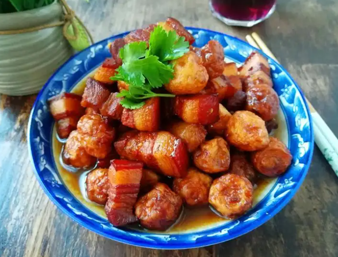 鹌鹑蛋红烧肉的做法