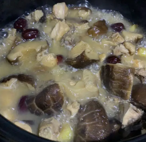 冬菇炖牛奶能治鼻炎吗