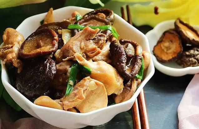 冬菇焖鸡的做法