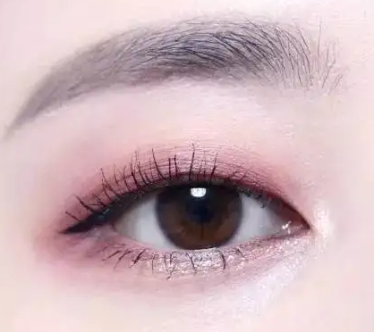 画眼影需要先给眼部打底吗