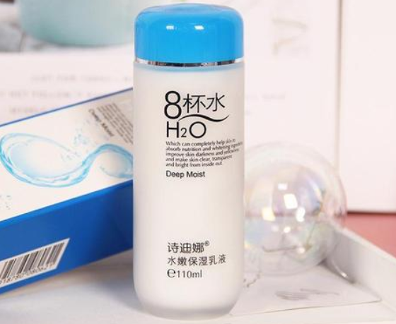 女人用什么护肤品好 使用保湿乳液滋润皮肤